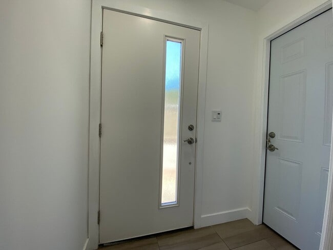 Building Photo - Chic & Private Ground-Level Studio | Priva...