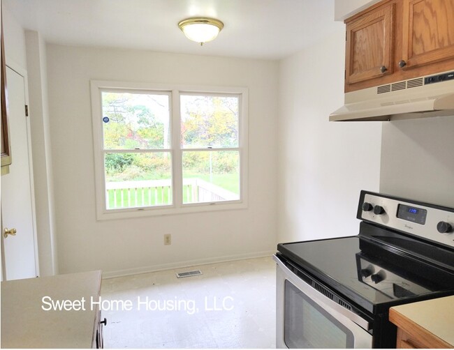 Dine in kitchen area - 346 S Grace St