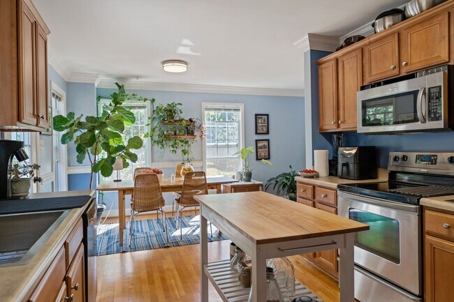 Foto del edificio - PENDING APPLICATION 03/28/26: Available now! Perfect 3br/2.5ba Home Only 1/2 Mile From Durham's B...