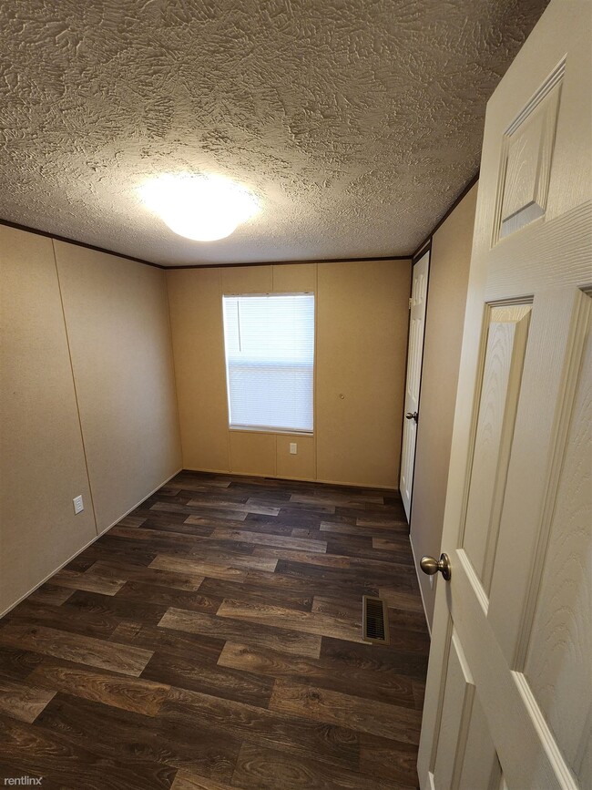 Building Photo - 3 br, 2 bath Mobile Home - 6393 Lois Street