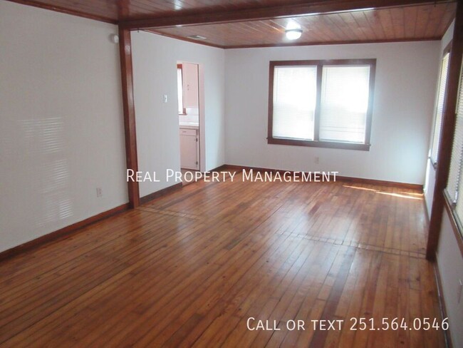 Building Photo - 2 Bedroom 1 Bath Remodeled Home off Moffet...