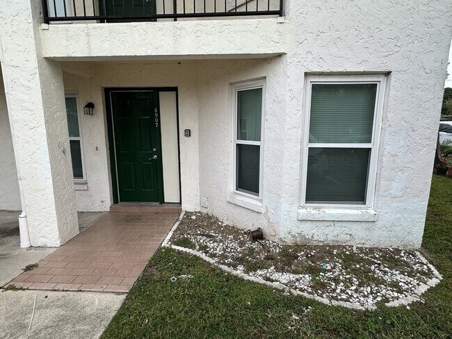 Foto del edificio - 6507 Dumont Ave