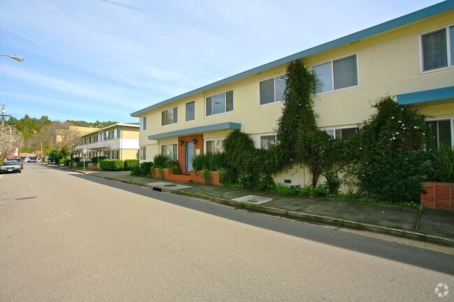 Building Photo - 41-45 Woodland