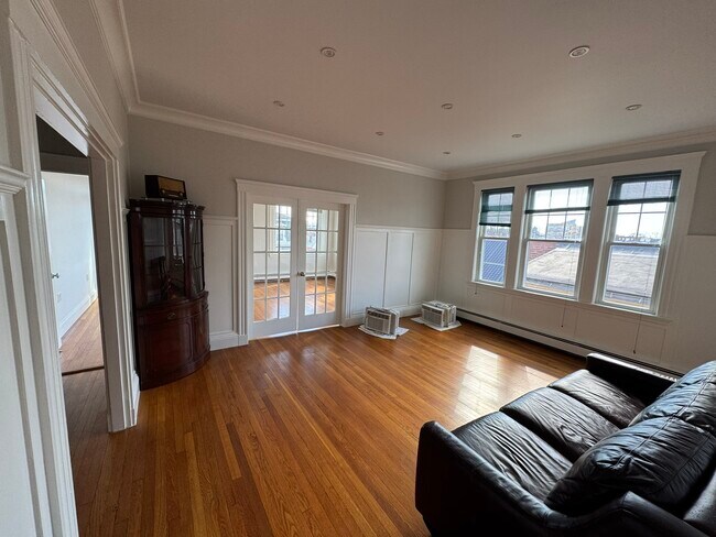 Building Photo - 84 Tudor St