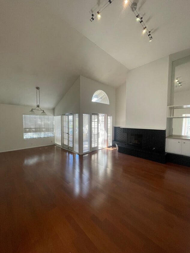 Primary Photo - 2 Bed / 2 Bath in Clairemont