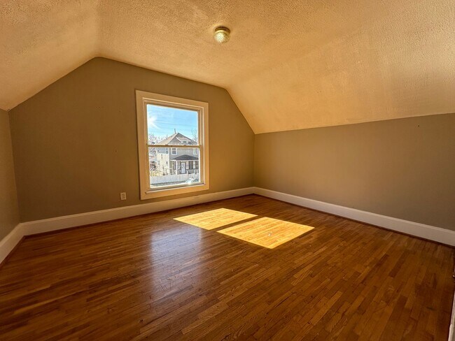 Building Photo - 3 bed, 1 bath home for rent in Waterloo av...