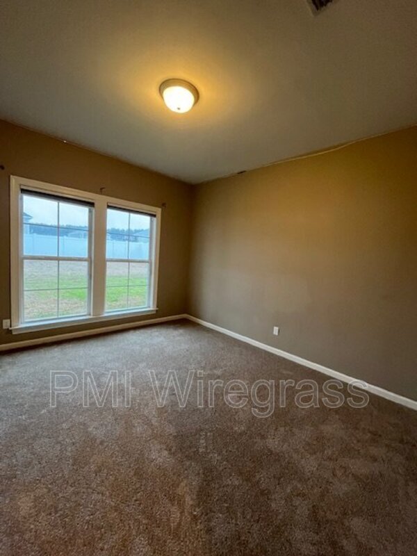 Building Photo - 298 Firefly Ct