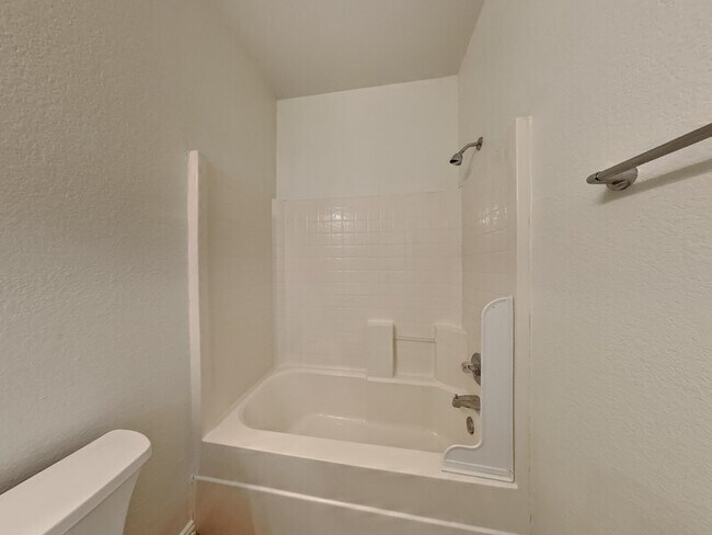 Foto del edificio - 6401 Downeast Dr