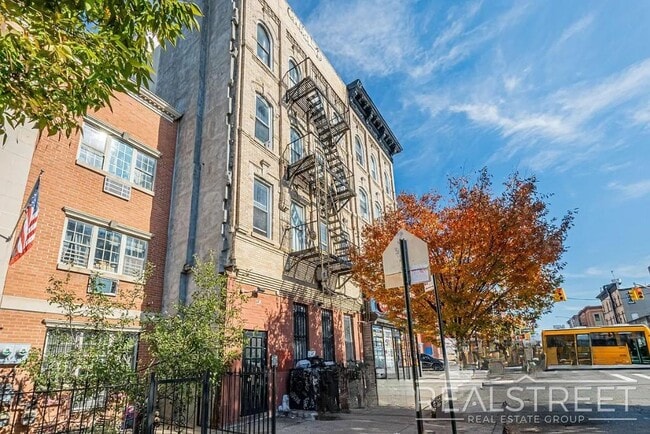Building Photo - Spacious 1 BED in Bushwick