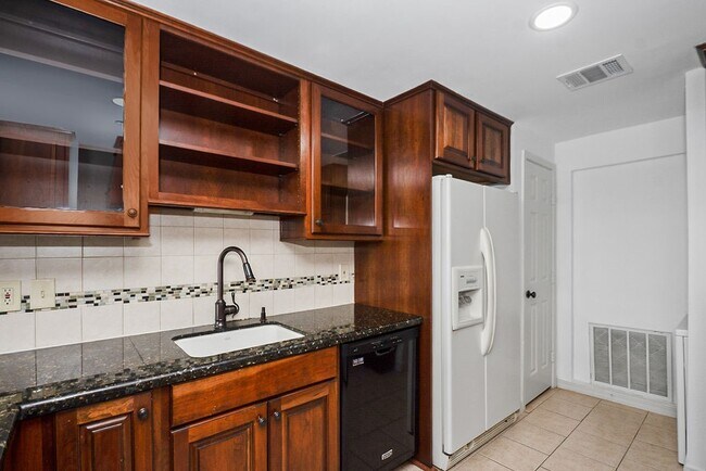 Foto del edificio - 401 Lakeside Ln