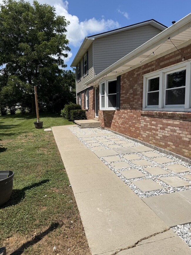 Building Photo - 721 Wayland Dr