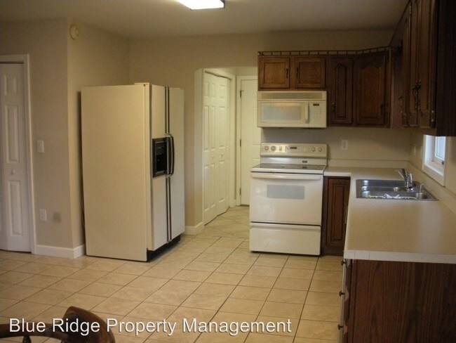 Building Photo - 4 br, 3 bath House - 389 Lakewind Dr. S.