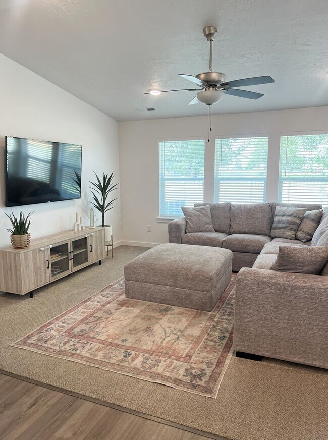Foto del edificio - Gorgeous 3 bed 2 ba home with  just off Hubbard Rd and Rapid Creek Way in Kuna