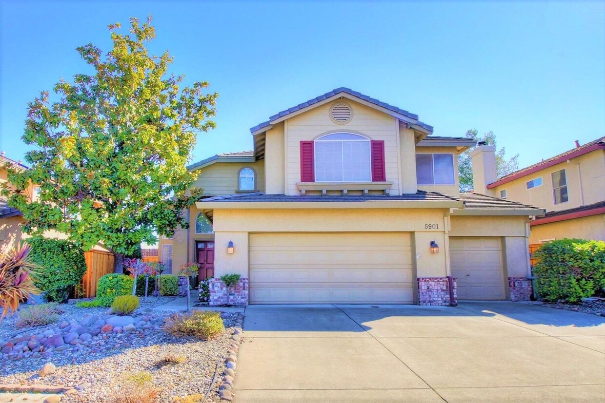 Foto principal - 4 Bedroom SOLAR Home in Rocklin!