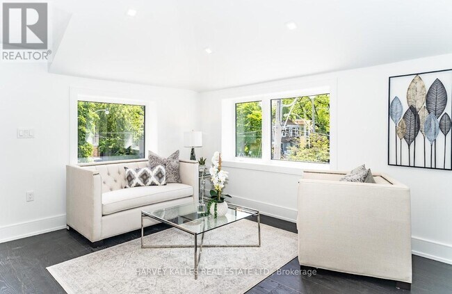 Building Photo - 200 Munro St