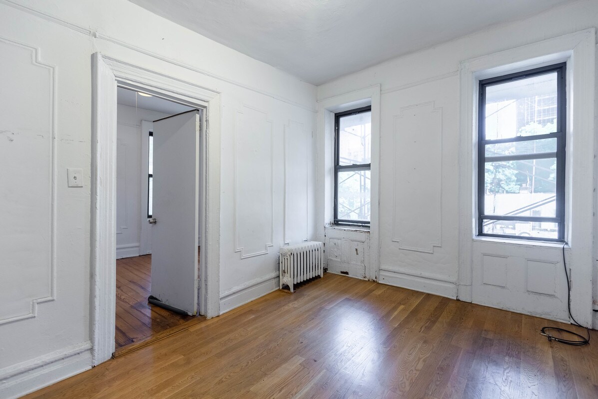 Building Photo - 542 E 14th St