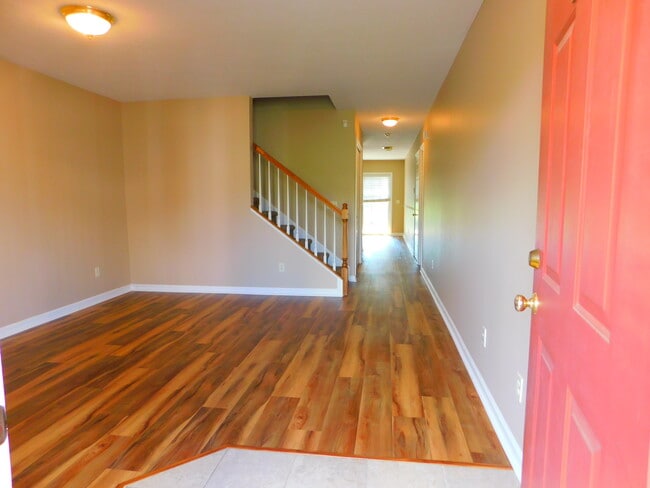 Livingroom 18.6x13 - 54 Barrington Ct