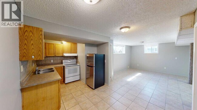 Photo du bâtiment - 9835-100A 100a Ave