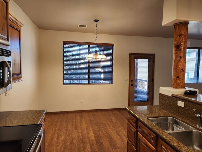Foto del edificio - Bison Cove 2 Bed / 2 Bath - upstairs corner unit