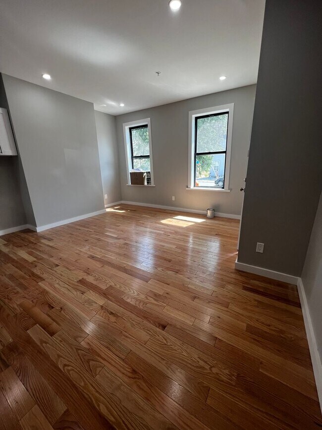 Foto del edificio - 529 Clinton Ave llc