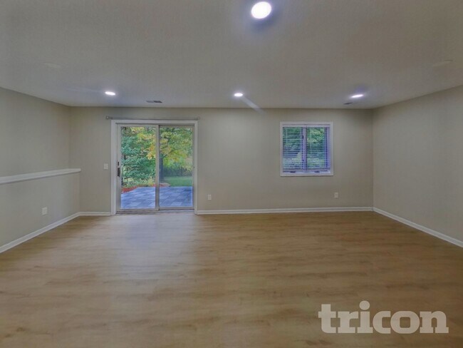 Building Photo - 4448 Hamilton Dr