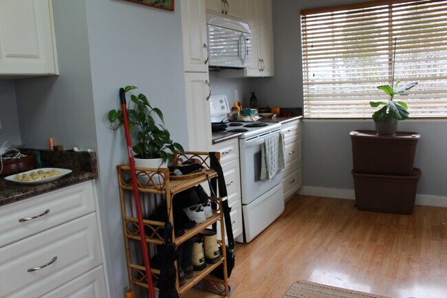 Photo du bâtiment - 601 Warden Cds