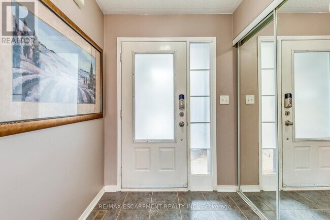 Photo du bâtiment - 381 Kittridge Rd