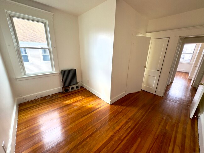 Foto del edificio - 65 Parmelee Ave