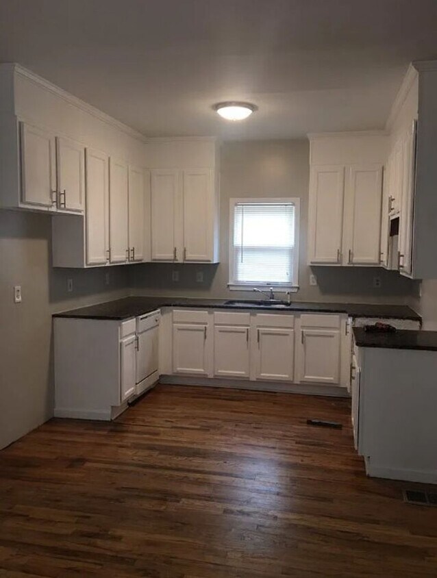 Building Photo - 4 Bed 3 Bath in Atlanta!