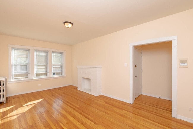Building Photo - 4424 N St Louis Ave