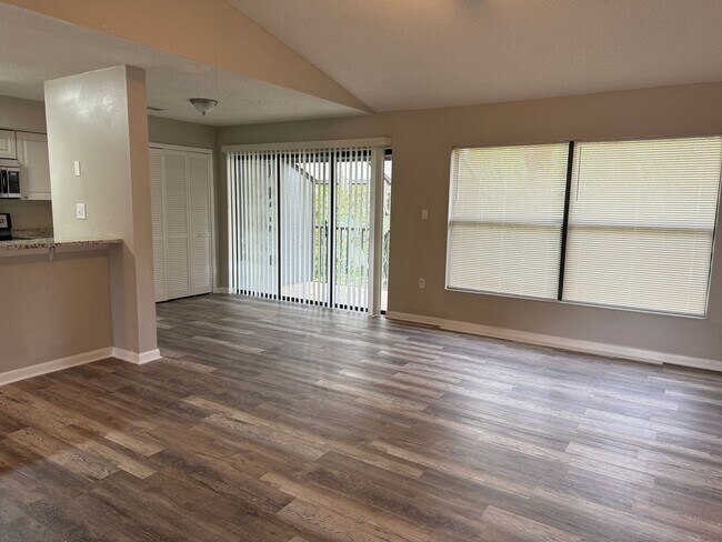 Building Photo - Upstairs newly remodeled Townes of Southgate
