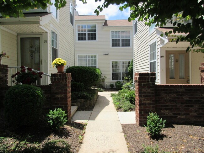 Building Photo - 33 High Pond Ln