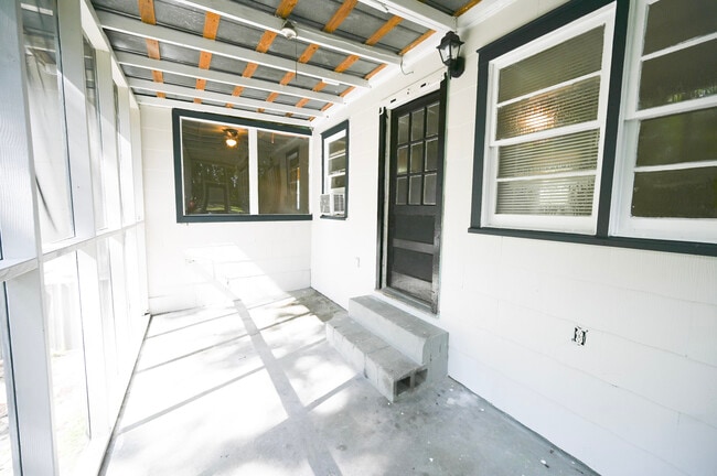 Building Photo - 350 Pineview Dr