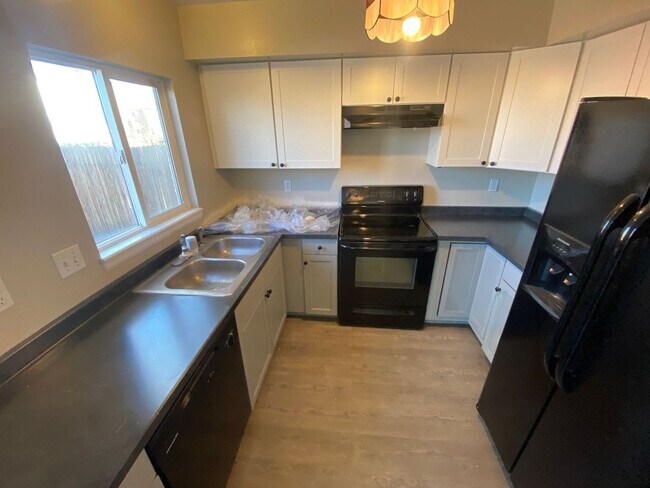 Foto del edificio - Nice 3 Bedroom 2 Story Home Close to Ft Ca...