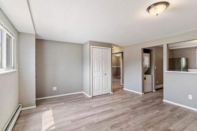 Building Photo - Beautifully renovated 2 bedroom with washe...