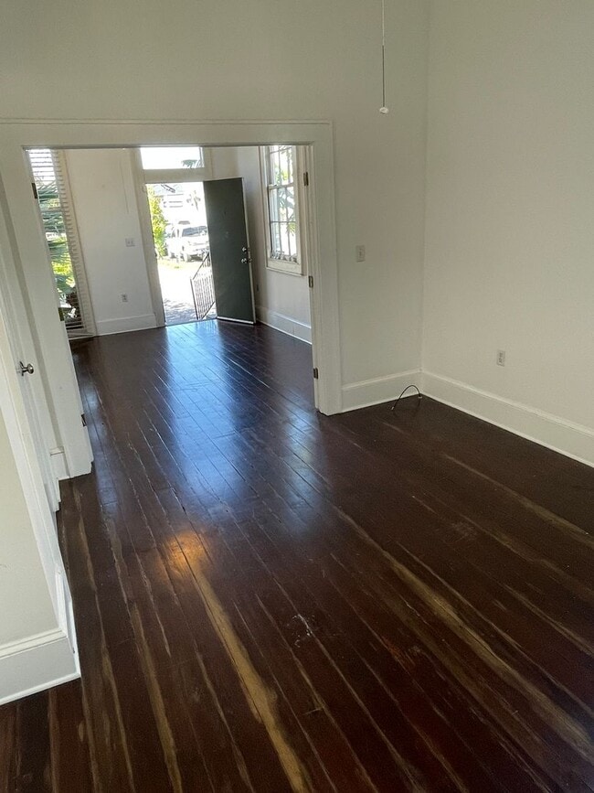 Photo - 1BD/1BA Shotgun w/ In Unit Washer and Dryer Townhome