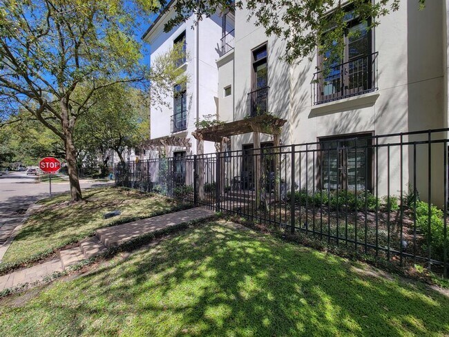 Building Photo - 3003 Mid Ln