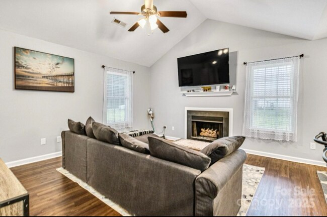 Foto del edificio - 124 Cedarcroft Dr