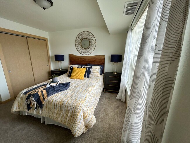 Foto del edificio - Brand New Building: Forest Creek Estates - Now Leasing