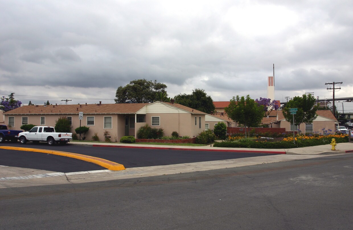Building Photo - La Mesa Villas