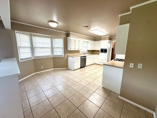 Building Photo - Beautiful move in ready 2 Bed 2.5 Bath 2 C...
