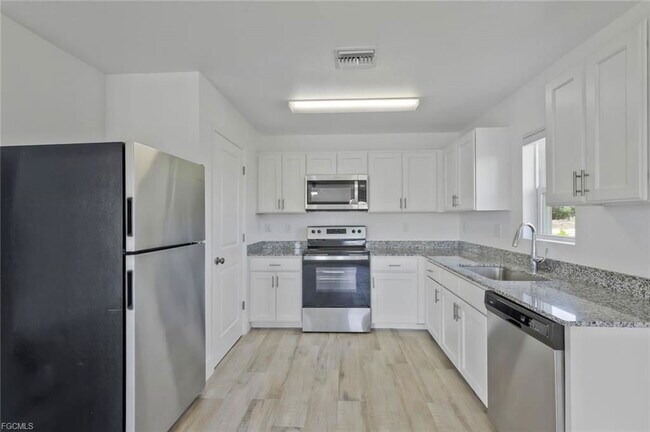 Building Photo - 2426 Santa Barbara Blvd