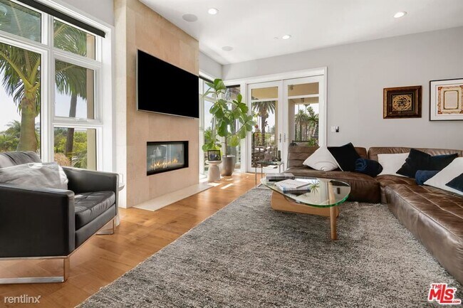 Foto del edificio - 2 br, 3 bath Condo - 447 N Doheny Dr Apt 301
