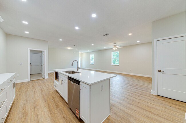 Foto del edificio - For Rent - 231 N Pine Ave, Oviedo, FL