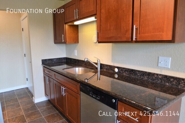 Building Photo - Top Floor, Light filled 2 bed/2 bath with ...