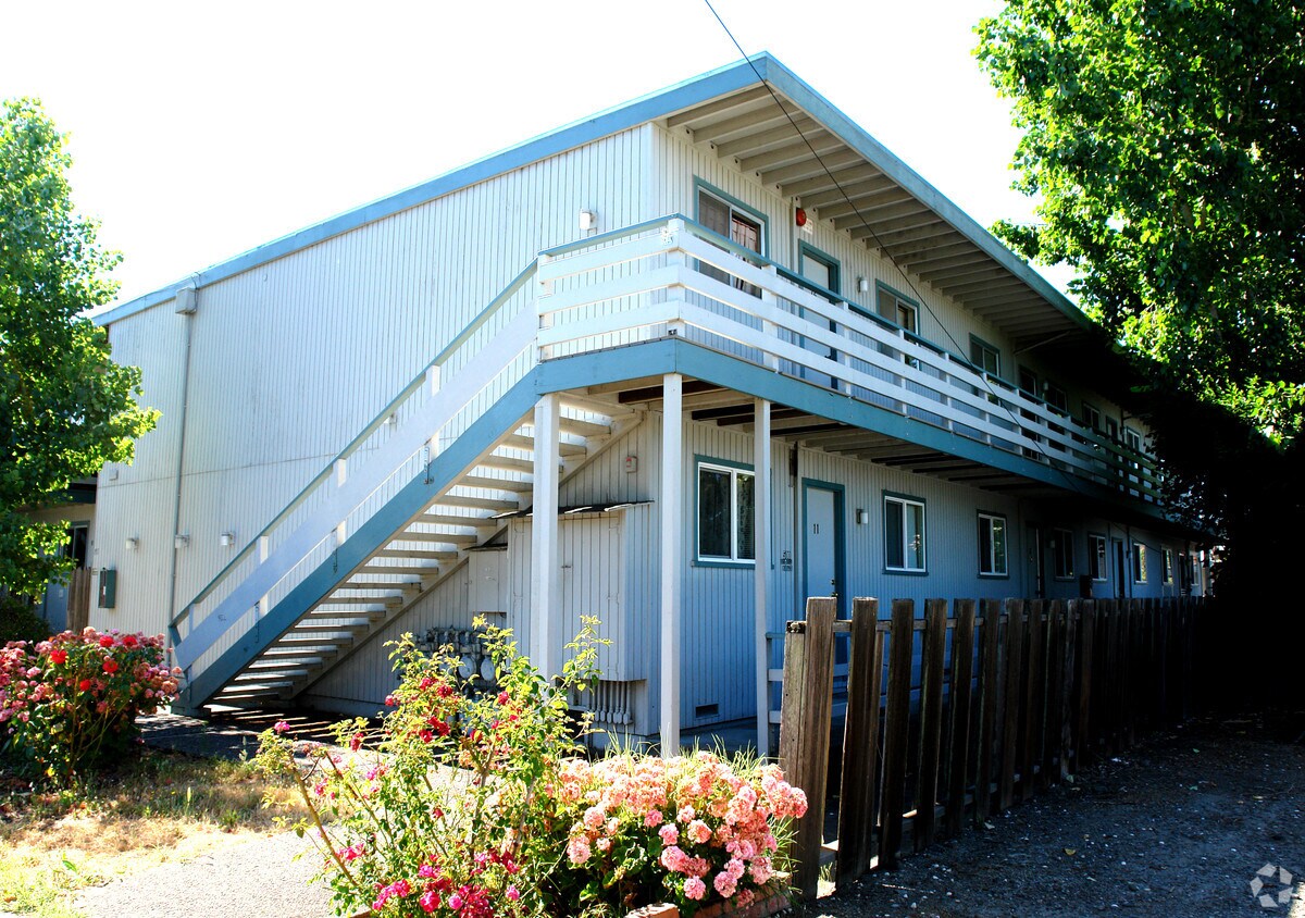 Building Photo - 500 Russell Ave