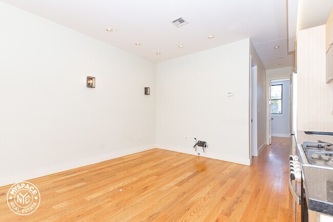 Building Photo - 462 Pulaski St