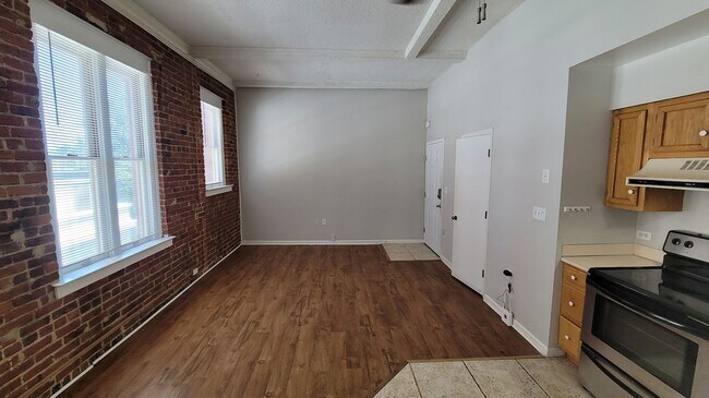 Sala de estar - 229 N Poplar St