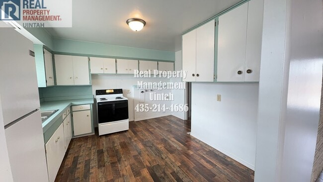 Building Photo - One level living with 3 bedrooms, 2 bathro...