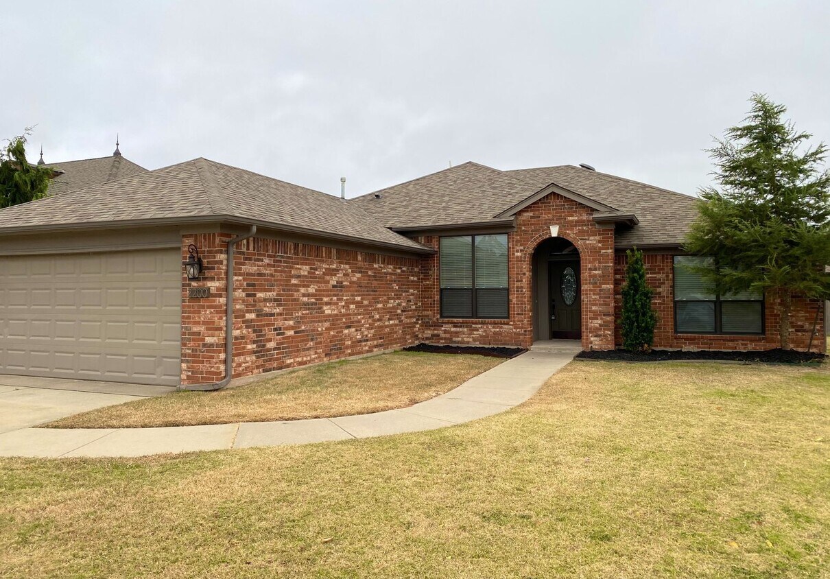 Primary Photo - Great Family Home in the Heatherwood Addit...